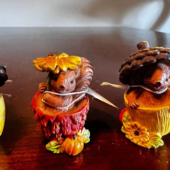 Autumn miniature Squirrel Figurines In Acorn & Pumpkin Design Set Of 4 resin - Picture 3 of 9
